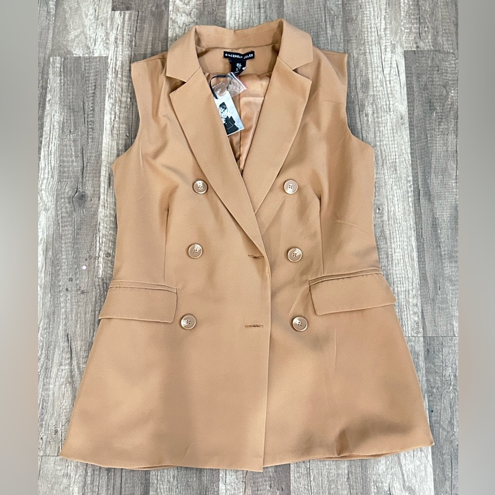 Sincerely Jules Women’s up vest Beige size small.